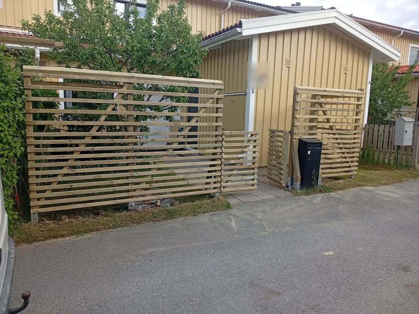 Vågräta träspjälor i staketet vi byggde i Tumba.
